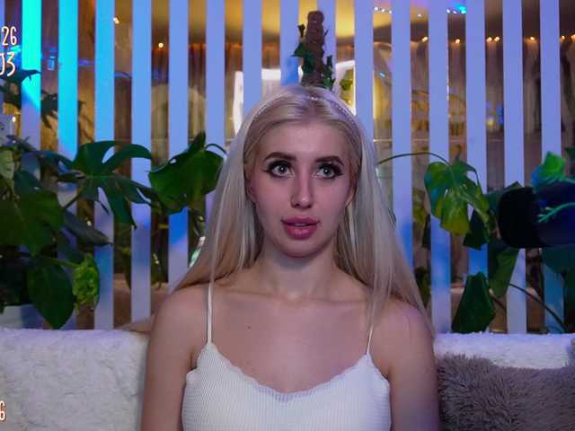 MiaLiaHot's BongaCams show and profile