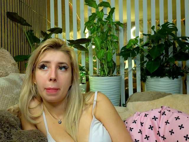 MiaLiaHot's BongaCams show and profile