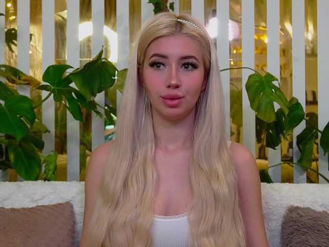 MiaLiaHot's BongaCams show and profile