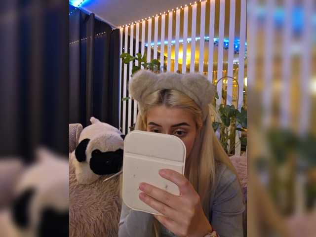 MiaLiaHot's BongaCams show and profile