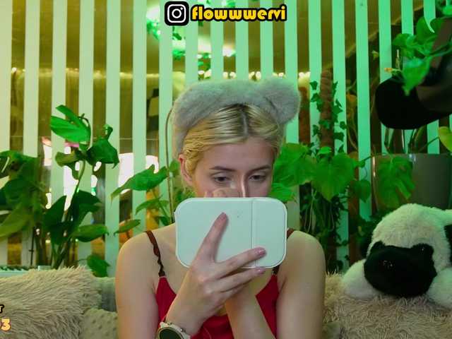 MiaLiaHot's BongaCams show and profile