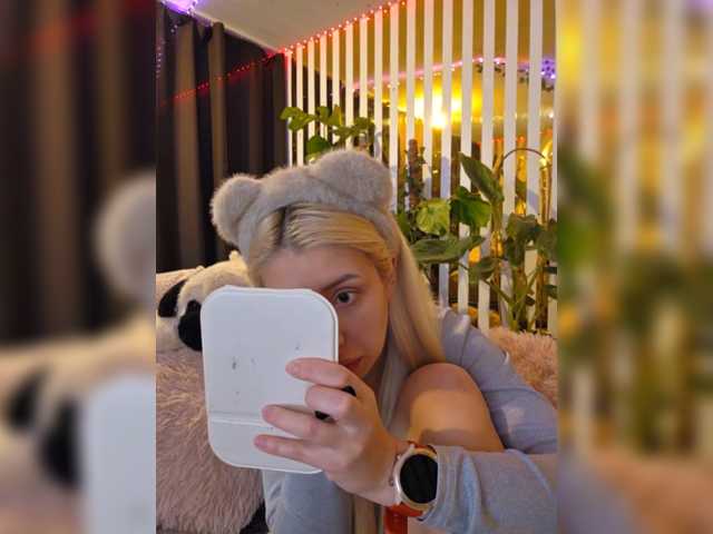 MiaLiaHot's BongaCams show and profile