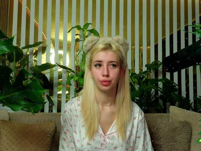 MiaLiaHot's BongaCams show and profile