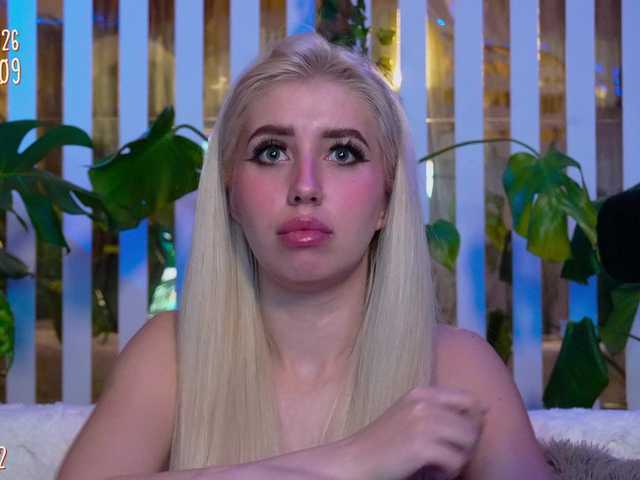 MiaLiaHot's BongaCams show and profile