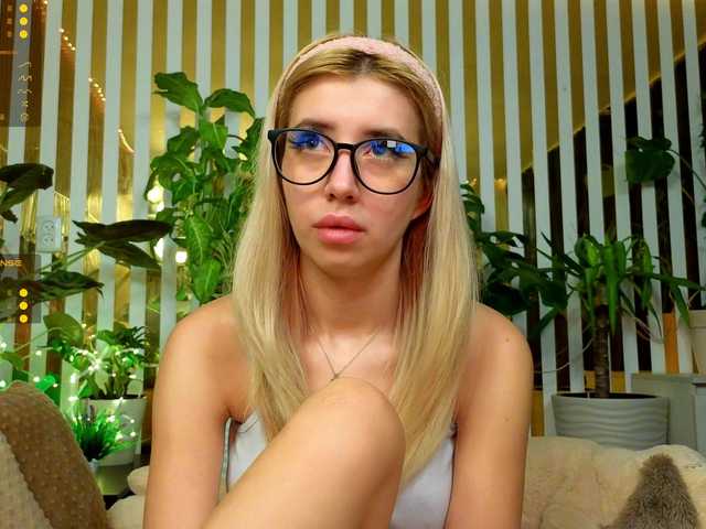 MiaLiaHot's BongaCams show and profile