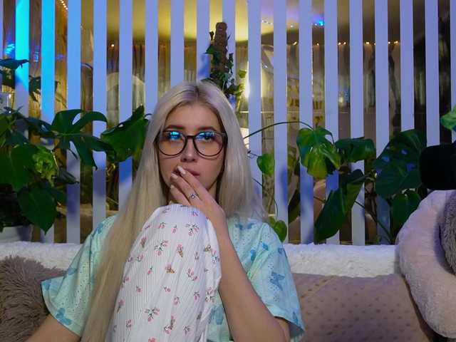 MiaLiaHot's BongaCams show and profile