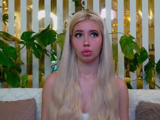 MiaLiaHot's BongaCams show and profile