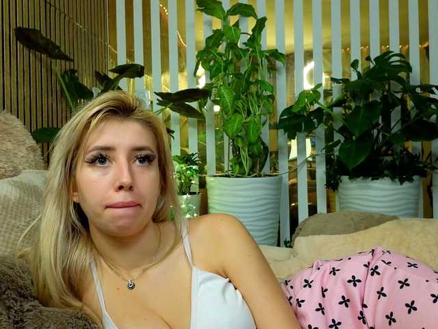 MiaLiaHot's BongaCams show and profile