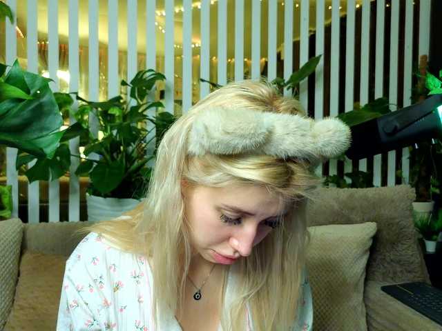 MiaLiaHot's BongaCams show and profile