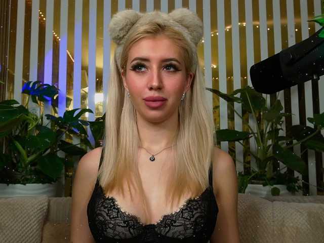 MiaLiaHot's BongaCams show and profile