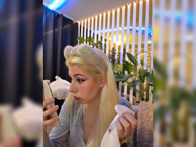 MiaLiaHot's BongaCams show and profile