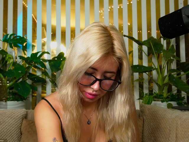 MiaLiaHot's BongaCams show and profile