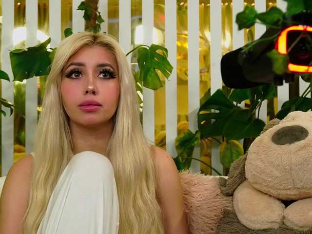 MiaLiaHot's BongaCams show and profile