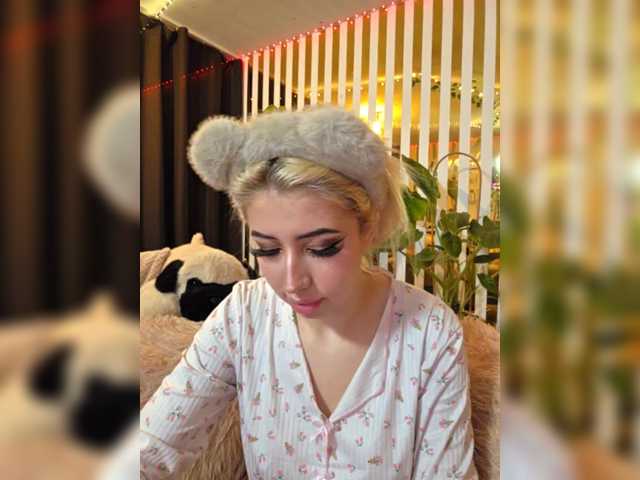 MiaLiaHot's BongaCams show and profile