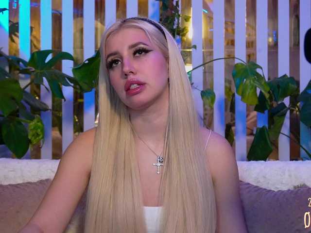 MiaLiaHot's BongaCams show and profile