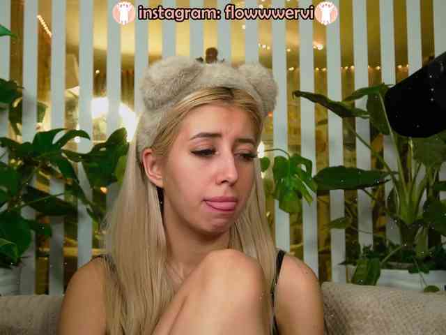 FlowwwerGirl webcam