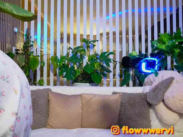 FlowwwerGirl webcam