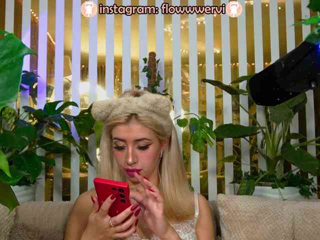 FlowwwerGirl webcam