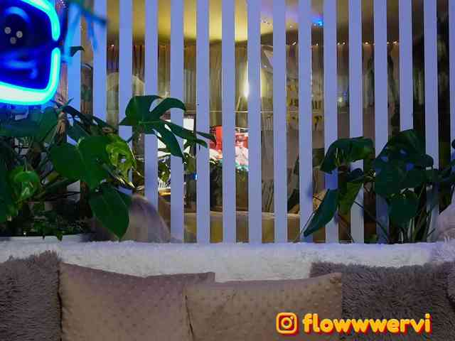 FlowwwerGirl webcam