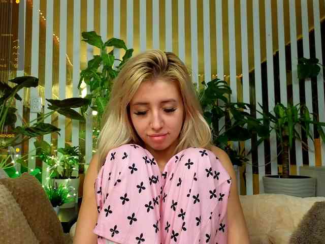 free live cam sex MiaLiaHot