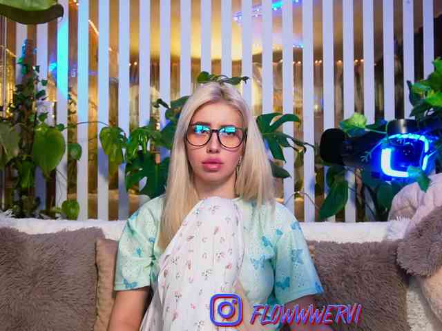 FlowwwerGirl webcam
