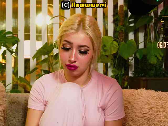 FlowwwerGirl webcam