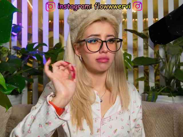 FlowwwerGirl webcam
