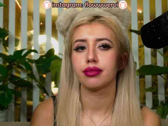 FlowwwerGirl webcam