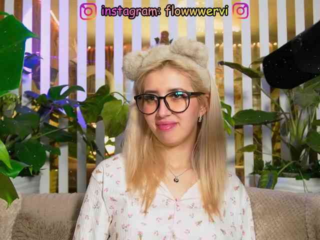 FlowwwerGirl webcam