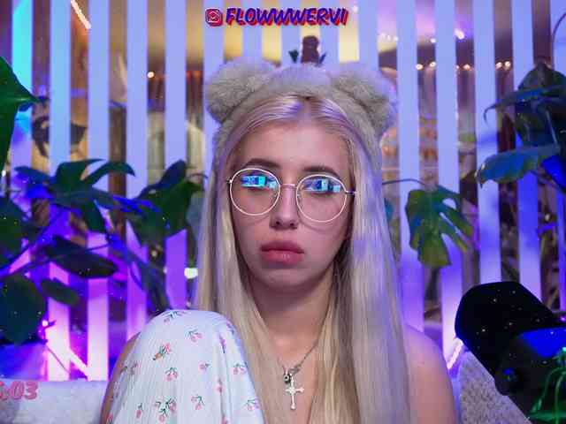 FlowwwerGirl webcam