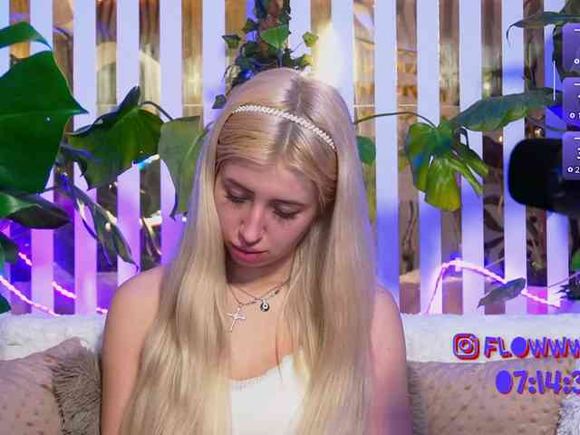 FlowwwerGirl webcam