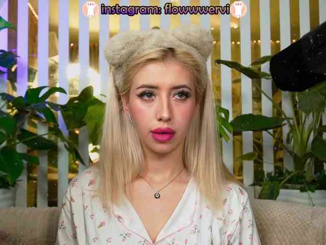 FlowwwerGirl webcam