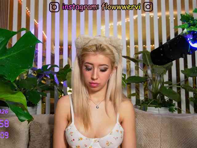 FlowwwerGirl webcam