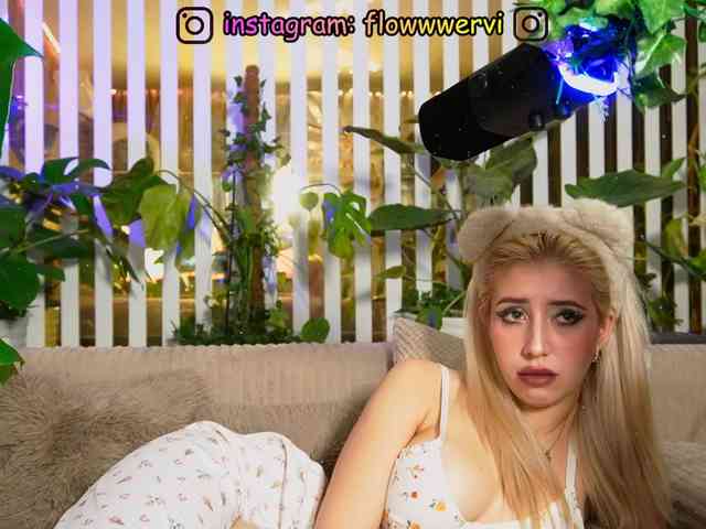 FlowwwerGirl webcam