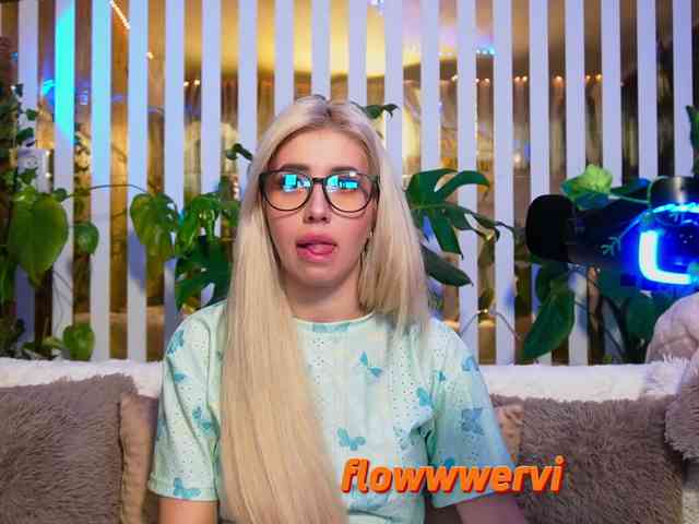 FlowwwerGirl webcam