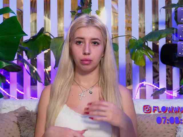FlowwwerGirl webcam