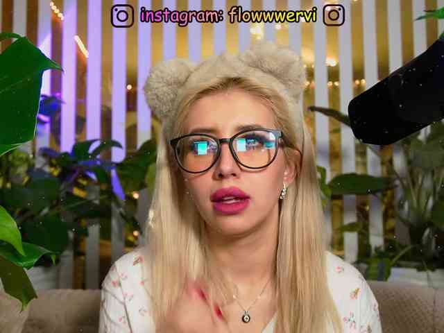 FlowwwerGirl webcam