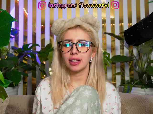 FlowwwerGirl webcam