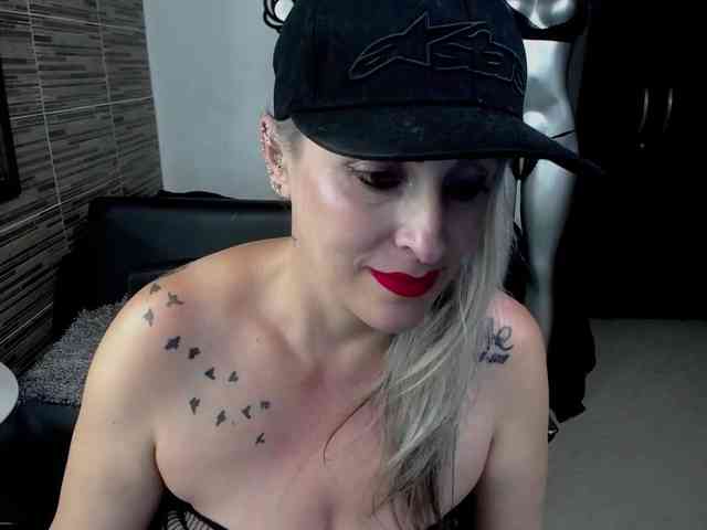EmmaRizzoo webcam