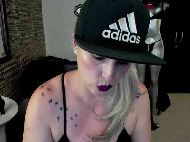 EmmaRizzoo webcam