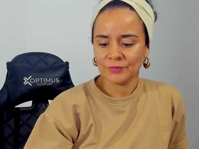 Samhotie's BongaCams show and profile