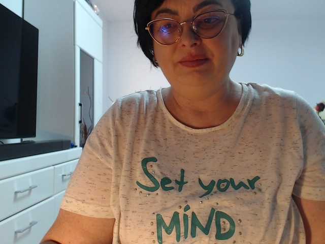 Emyllywhite's BongaCams show and profile