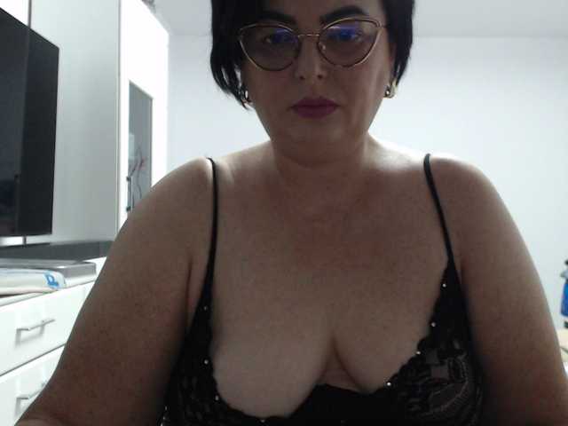 Emyllywhite's BongaCams show and profile