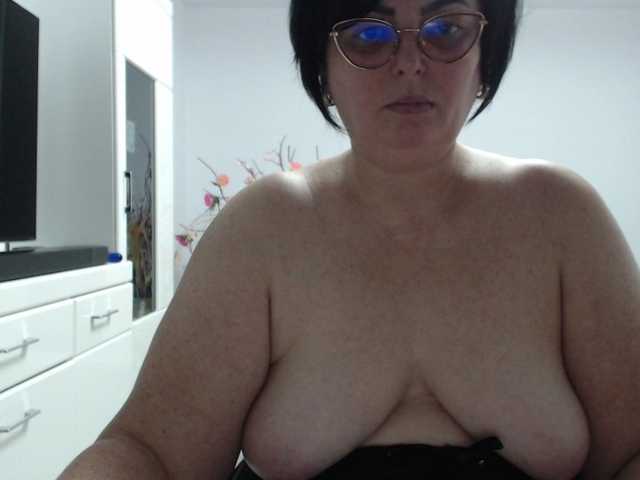 Emyllywhite's BongaCams show and profile