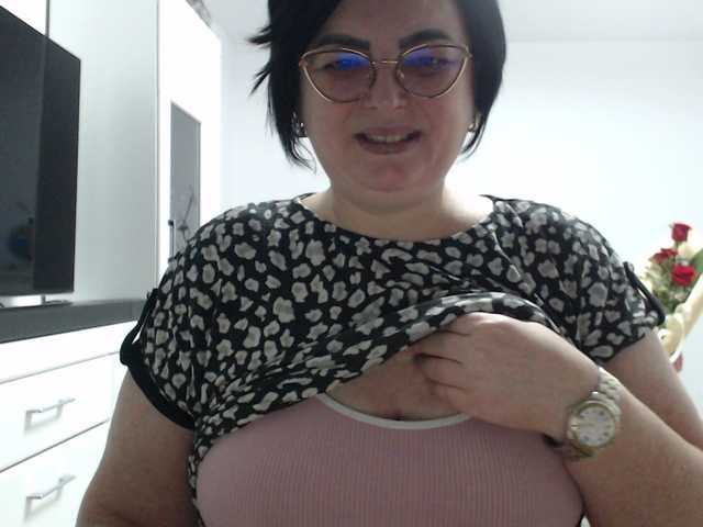 Emyllywhite's BongaCams show and profile