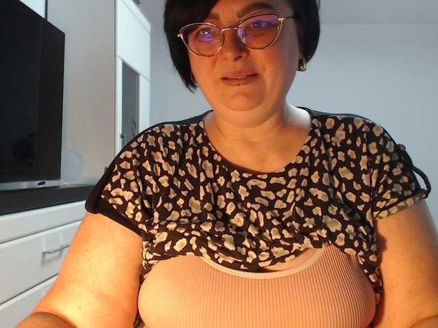 Emyllywhite's BongaCams show and profile