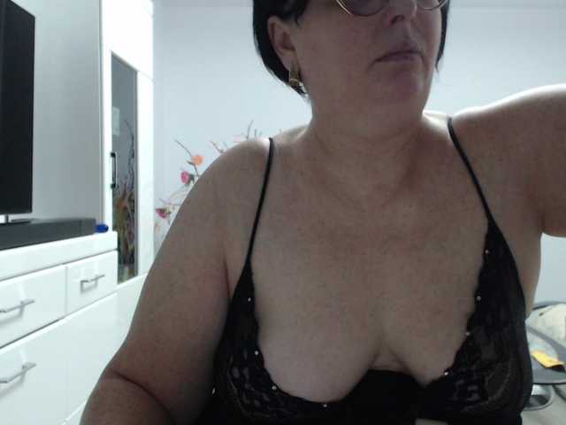 Emyllywhite's BongaCams show and profile