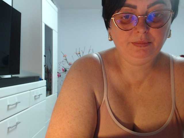 Emyllywhite's BongaCams show and profile
