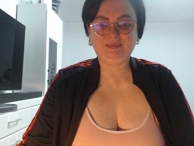 Emyllywhite's BongaCams show and profile