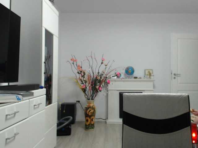 Emyllywhite's BongaCams show and profile